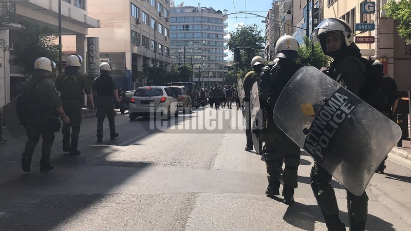 Οπαδοί του ΠΑΟΚ με full face πετούσαν μέσα από τα λεωφορεία μπουκάλια σε αυτοκίνητα στο κέντρο της Αθήνας | iefimerida.gr 2