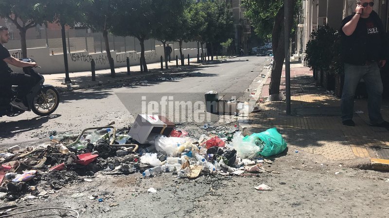 Οπαδοί του ΠΑΟΚ με full face πετούσαν μέσα από τα λεωφορεία μπουκάλια σε αυτοκίνητα στο κέντρο της Αθήνας | iefimerida.gr 3