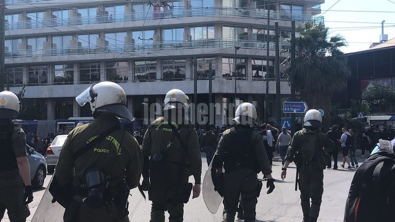 Οπαδοί του ΠΑΟΚ με full face πετούσαν μέσα από τα λεωφορεία μπουκάλια σε αυτοκίνητα στο κέντρο της Αθήνας | iefimerida.gr 1