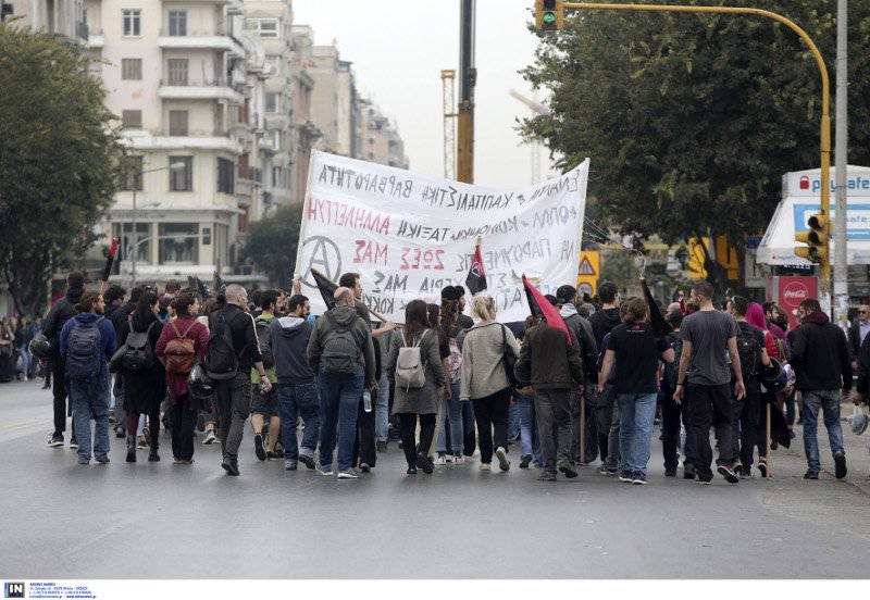 Πορεία από μέλη πρωτοβάθμιων σωματείων εργαζομένων, στο πλαίσιο διακλαδικής απεργίας που είχαν προκηρύξει.