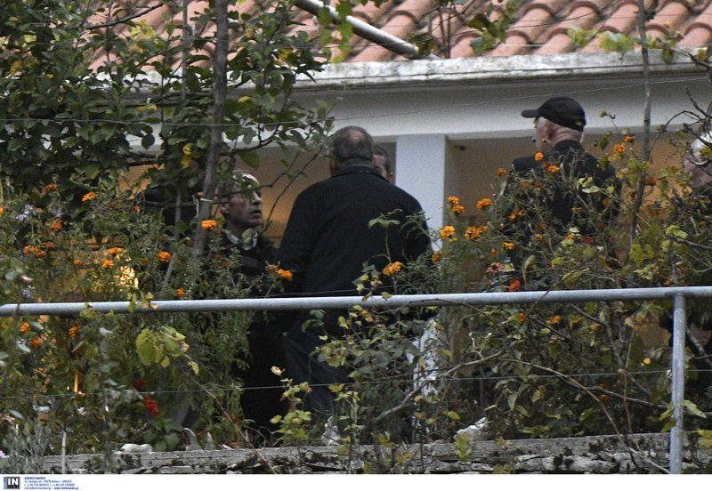 Συγγενείς στο σπίτι Κατσίφα -Φωτογραφία: Intimenews/ΠΑΠΠΑ ΠΑΡΑΣΚΕΥΗ