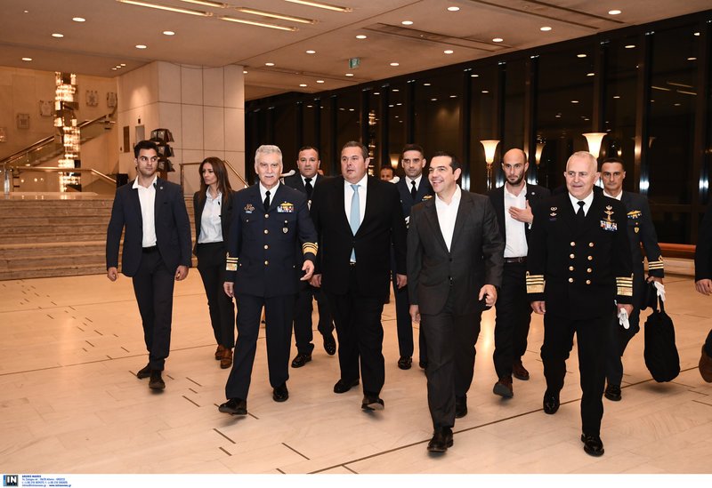 Ο πρωθυπουργός Αλέξης Τσίπρας μπαίνει στο μέγαρο Μουσικής συνοδευόμενος από τον Α/ΓΕΑ και τον υπ. Αμυνας -Φωτογραφία: Intimenews/ΒΑΡΑΚΛΑΣ ΜΙΧΑΛΗΣ