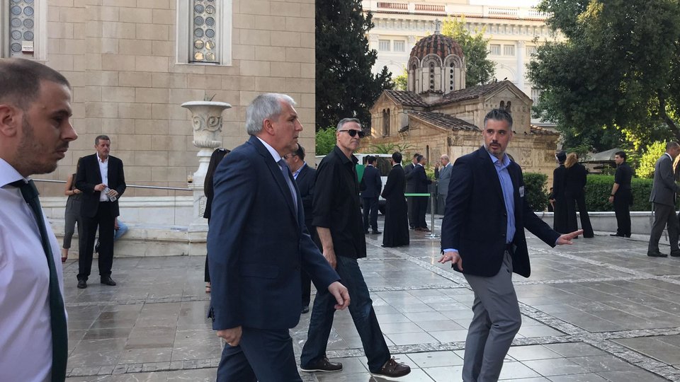 Πλήθος κόσμου στο λαϊκό προσκύνημα στη σορό του Παύλου Γιαννακόπουλου -Σήμερα η κηδεία | iefimerida.gr 1