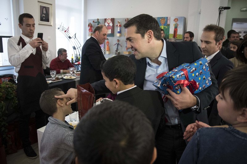 Τσίπρας σε μαθητή: «Ρε μεγάλε, τη γραβάτα σου θέλω» | iefimerida.gr 1