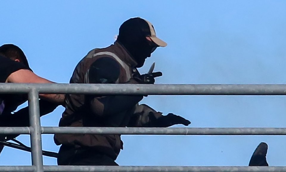 Καρέ καρέ το μαχαίρωμα του φιλάθλου της ΑΕΚ - Συγκλονιστικές εικόνες | iefimerida.gr 1