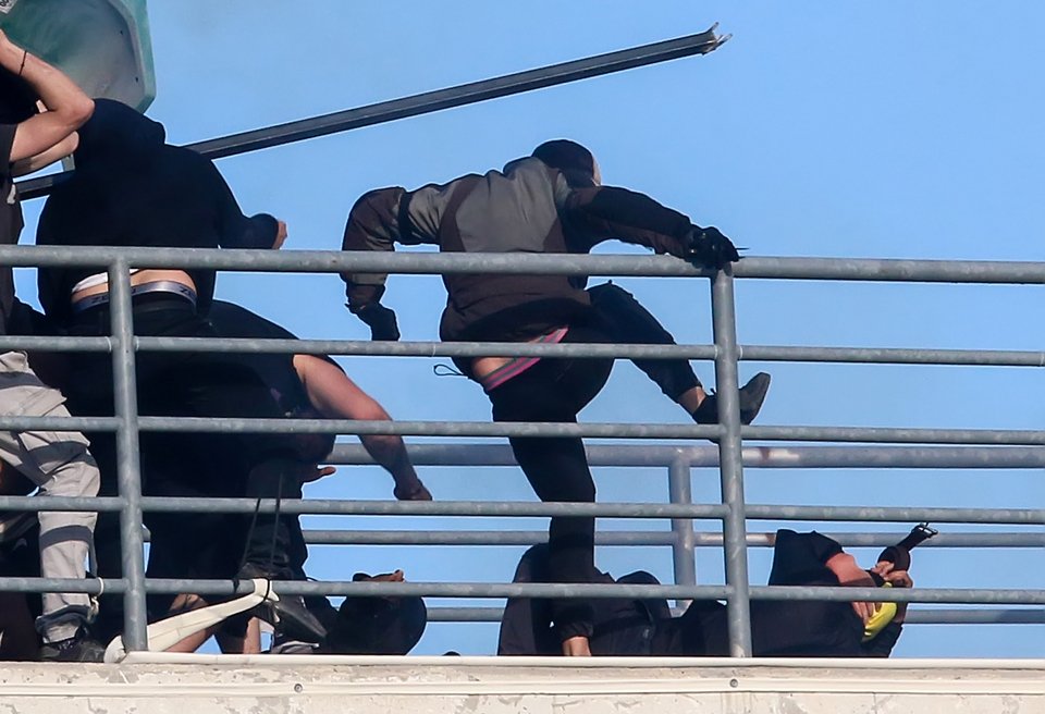 Καρέ καρέ το μαχαίρωμα του φιλάθλου της ΑΕΚ - Συγκλονιστικές εικόνες | iefimerida.gr 8
