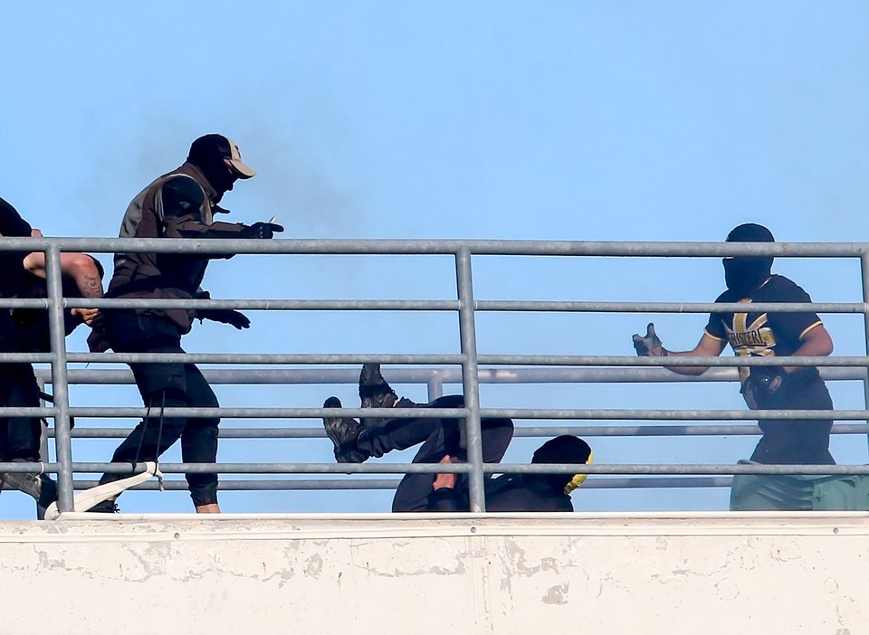 Καρέ καρέ το μαχαίρωμα του φιλάθλου της ΑΕΚ - Συγκλονιστικές εικόνες | iefimerida.gr 7