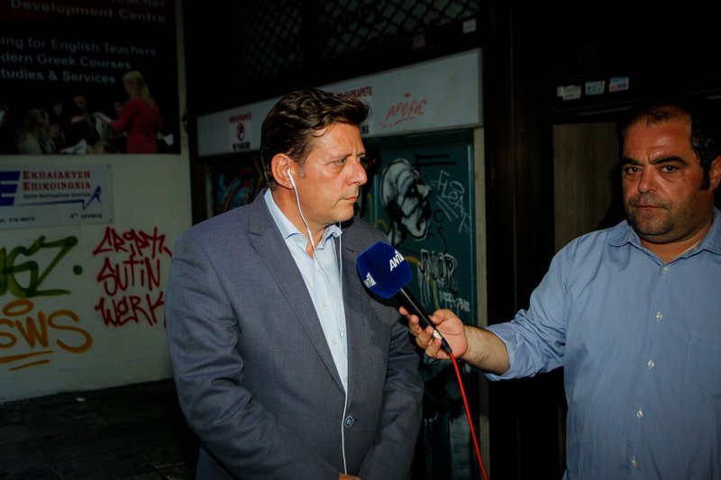 Επίθεση κουκουλοφόρων στο γραφείο του Μιλτ. Βαρβιτσιώτη για τον Κουφοντίνα | iefimerida.gr 2