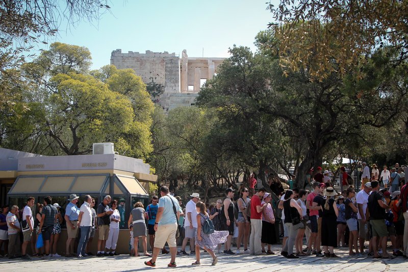 Ξεροσταλιάζουν επι ώρες οι επισκέπτες στην ουρά μέχρι να περάσουν την είσοδο του Ιερού Βράχου