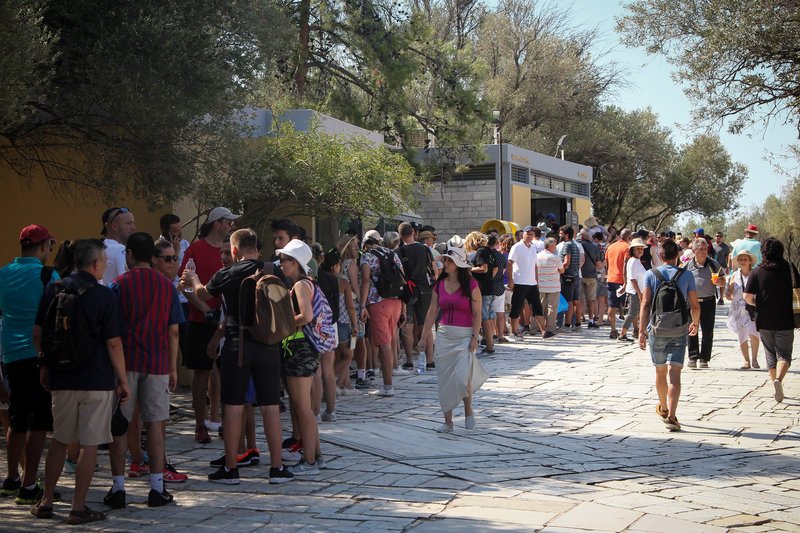 Για την υπηρεσία ηλεκτρονικής αγοράς εισιτηρίων μέσω διαδικτύου (e-ticketing) για τον αρχαιολογικό χώρο της Ακρόπολης και των Κλιτύων, επισκεφτείτε την ηλεκτρονική διεύθυνση: www.etickets.tap.gr/