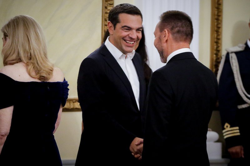 Χαμόγελα στη χειραψία μεταξύ του Αλέξη Τσίπρα και του Γιάννη Στουρνάρα παρά τις «σκιές» στις σχέσεις τους -EUROKINISSI/ΓΙΩΡΓΟΣ ΚΟΝΤΑΡΙΝΗΣ