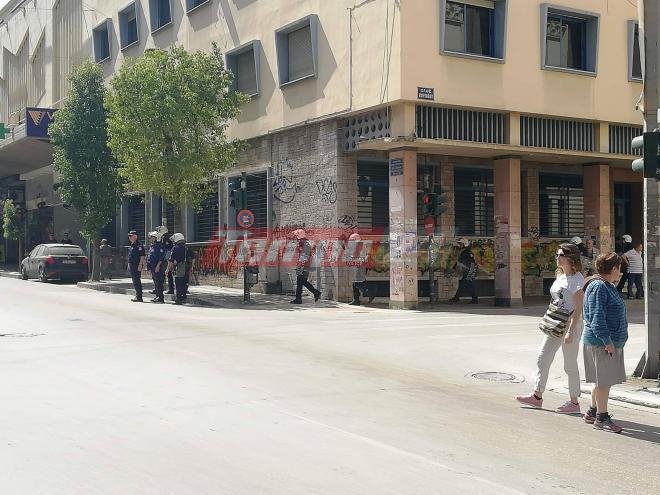Γαρύφαλλα, «άρματα» και συνθήματα στις πορείες για την Πρωτομαγιά | iefimerida.gr 7