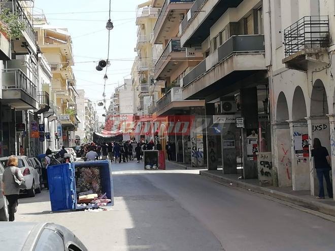 Γαρύφαλλα, «άρματα» και συνθήματα στις πορείες για την Πρωτομαγιά | iefimerida.gr 6