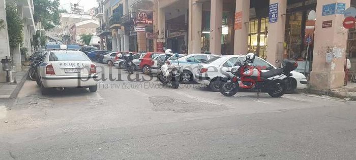 Πανικός -Ανδρας περπατούσε στην Πάτρα κραδαίνοντας μαχαίρι | iefimerida.gr 0