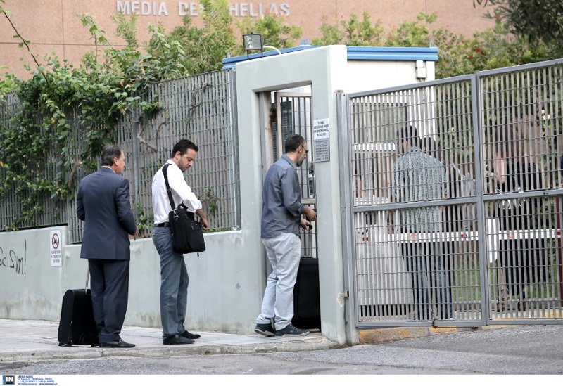 ΓΓ Τύπου: Με βαλίτσες έφθασαν οι 8 καναλάρχες για τις 4 τηλεοπτικές άδειες | iefimerida.gr 2