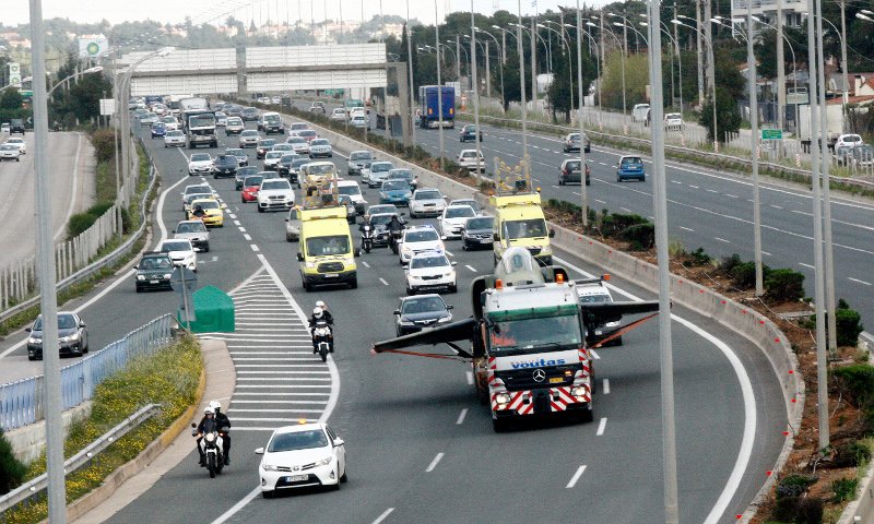 Πολεμικό αεροσκάφος στην... εθνική οδό -Εντυπωσιακές εικόνες | iefimerida.gr 2