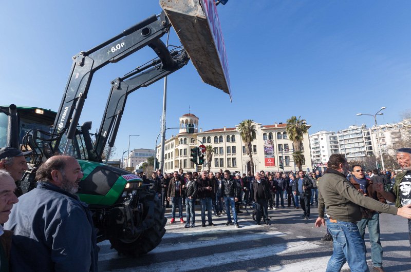 Δεν άφησαν τον υπουργό να πάει στην Agrotica -Xημικά εναντίον αγροτών στο Βελλίδειο | iefimerida.gr 9