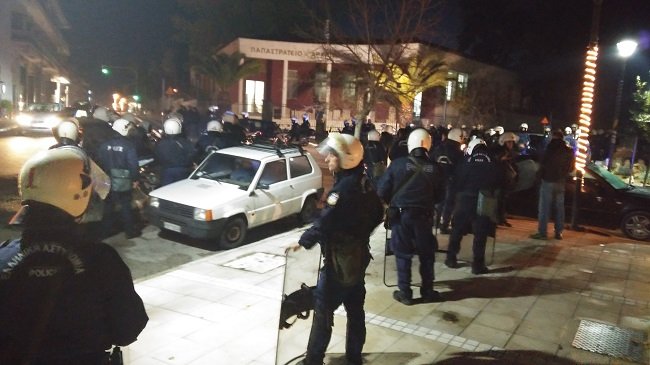 Επεισόδια και στο Αγρίνιο από αντιεξουσιαστές | iefimerida.gr 1
