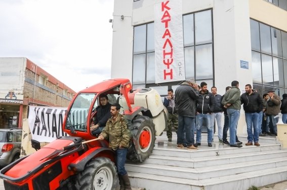 Κρήτη: Αγρότες πέταξαν αυγά και ντομάτες στα γραφεία του ΣΥΡΙΖΑ | iefimerida.gr 0