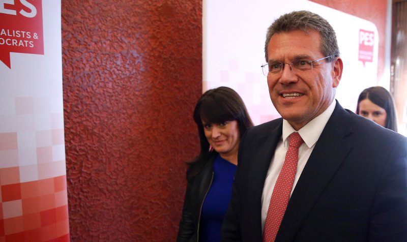Μάρος Σέφτσοβιτς, ο σλοβάκος διπλωμάτης που θεωρείται μεν αουτσάιντερ, αλλά το γεγονός ότι είναι ο μόνος υποψήφιος από την ανατολική Ευρώπη ενδέχεται να τον βοηθήσει στον προεκλογικό αγώνα/ Φωτογραφία: ΑΡ
