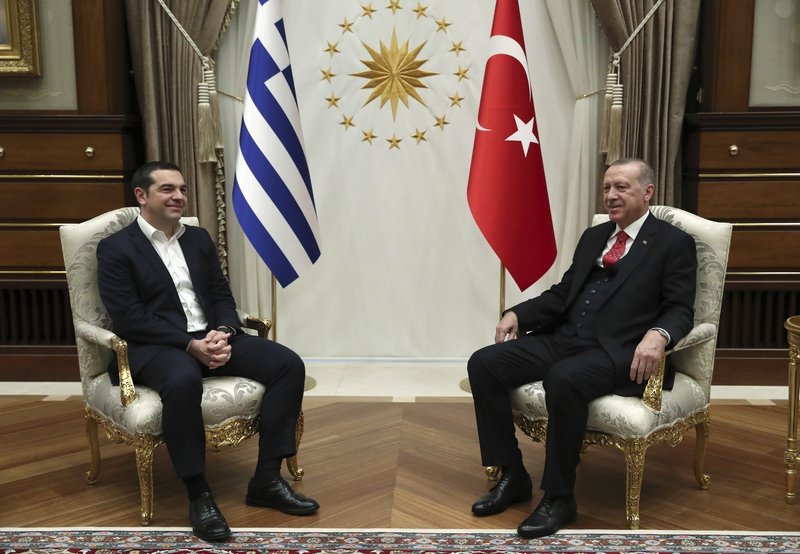 Σφιγμένα χαμόγελα μπροστά στις κάμερες από τον Ελληνα πρωθυπουργό και τον Τούρκο πρόεδρο -Φωτογραφία: Presidential Press Service via AP, Pool