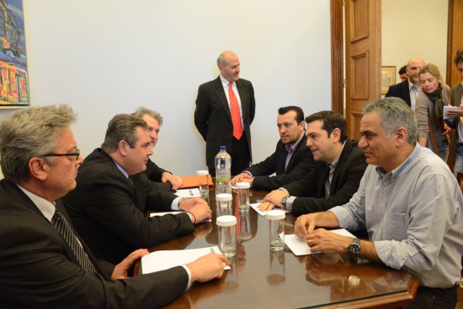 Αυτή είναι η φωτογραφία του «μεσάζοντα» Αποστολόπουλου με Καμμένο & Τσίπρα | iefimerida.gr 0