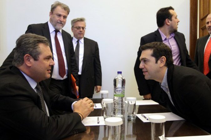 Αυτή είναι η φωτογραφία του «μεσάζοντα» Αποστολόπουλου με Καμμένο & Τσίπρα | iefimerida.gr 1