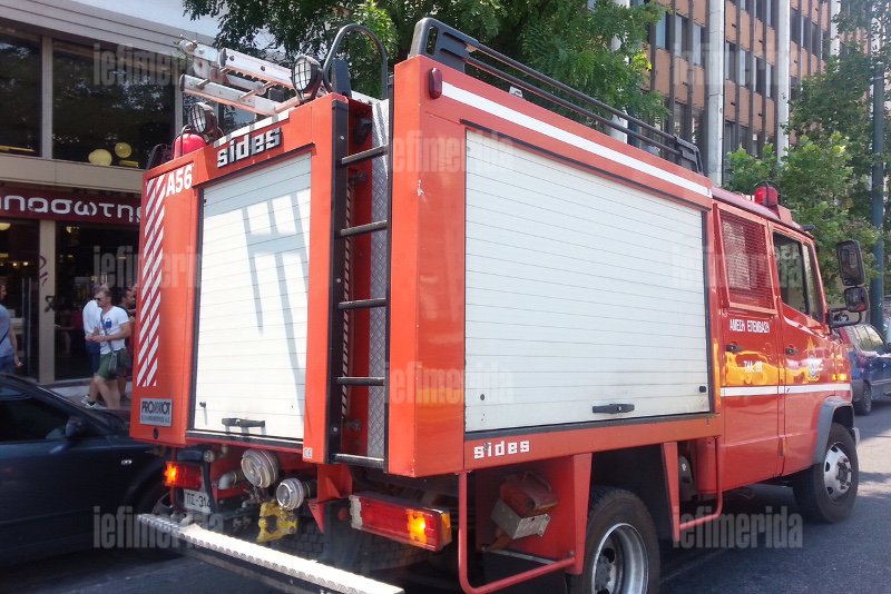 Firefighters rescue “Troika” official trapped in General Accounting Office elevator | iefimerida.gr 1