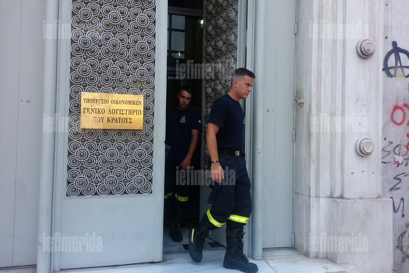 Firefighters rescue “Troika” official trapped in General Accounting Office elevator | iefimerida.gr 2