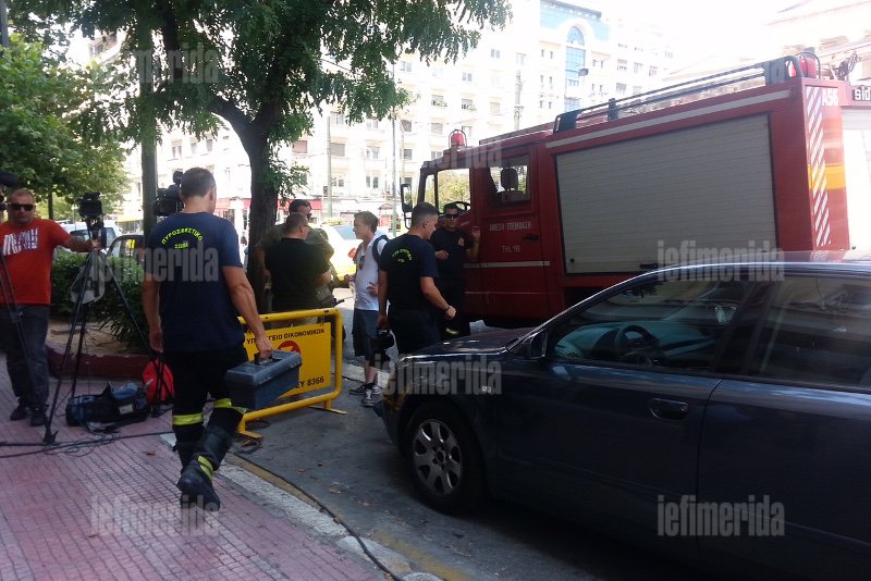 Firefighters rescue “Troika” official trapped in General Accounting Office elevator | iefimerida.gr 3