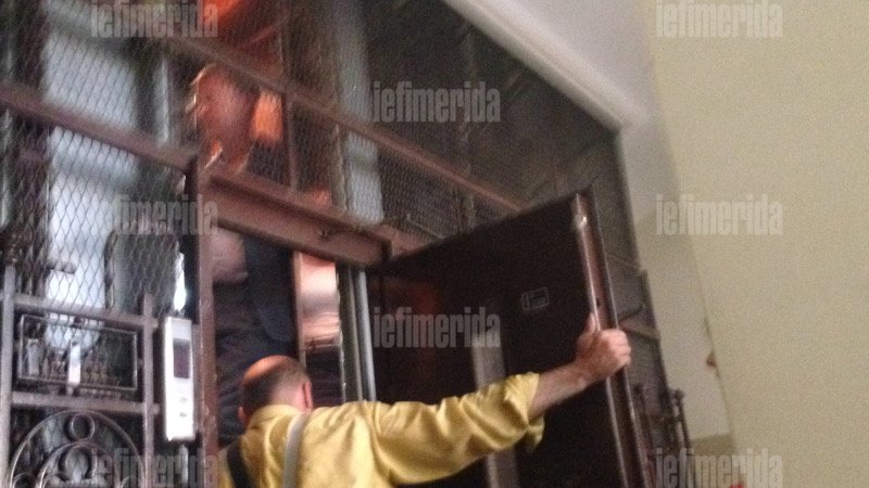 Firefighters rescue “Troika” official trapped in General Accounting Office elevator | iefimerida.gr 4