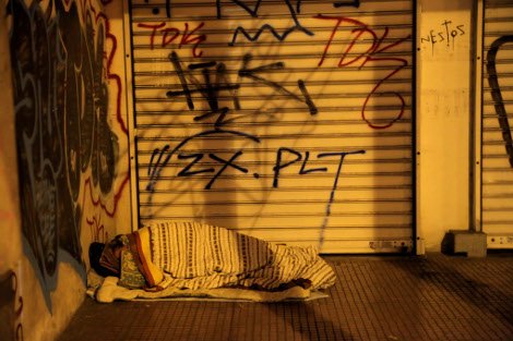Θλίψη: Την ώρα που η Ακρόπολη υποδεχόταν το 2014 οι άστεγοι της Αθήνας προσπαθούσαν να βγάλουν ακόμη μια νύχτα | iefimerida.gr 1