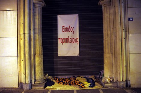Θλίψη: Την ώρα που η Ακρόπολη υποδεχόταν το 2014 οι άστεγοι της Αθήνας προσπαθούσαν να βγάλουν ακόμη μια νύχτα | iefimerida.gr 2