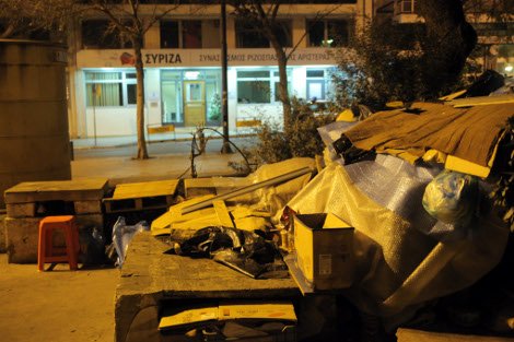 Θλίψη: Την ώρα που η Ακρόπολη υποδεχόταν το 2014 οι άστεγοι της Αθήνας προσπαθούσαν να βγάλουν ακόμη μια νύχτα | iefimerida.gr 3