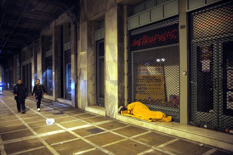 Θλίψη: Την ώρα που η Ακρόπολη υποδεχόταν το 2014 οι άστεγοι της Αθήνας προσπαθούσαν να βγάλουν ακόμη μια νύχτα | iefimerida.gr 4
