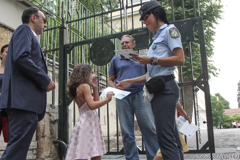 Φωτογραφίες: Αστυνομικοί έξω από τα σχολεία -Το σχέδιο της ΕΛ.ΑΣ. | iefimerida.gr 1
