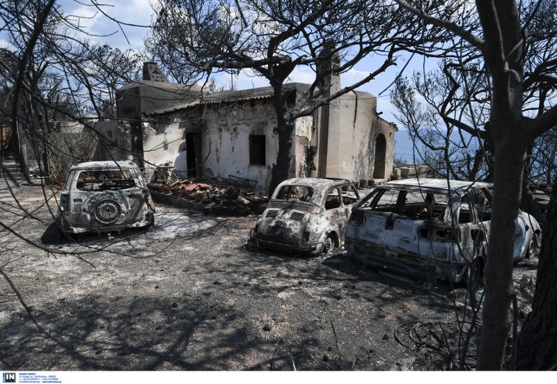 Τα αυτοκίνητα που βρέθηκαν καμένα στο οικόπεδο της φρίκης.