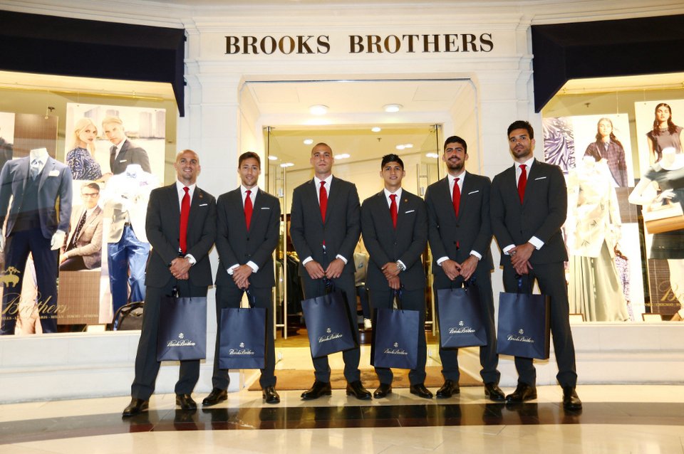 O Ολυμπιακός στο κατάστημα Brooks Βrothers στο Golden Hall | iefimerida.gr 0