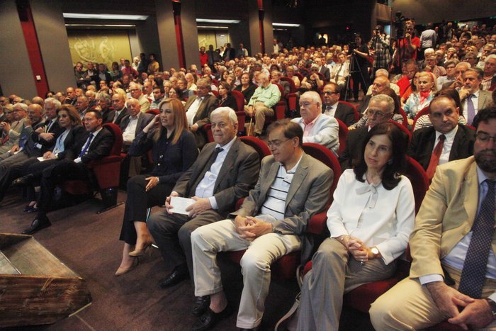 Βενιζέλος: Η χώρα αγωνίζεται να γυρίσει στον Δεκέμβρη του 2014 | iefimerida.gr 0