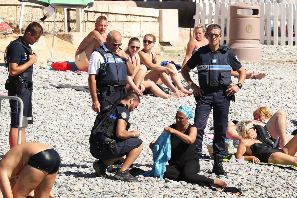 O Nικολά Σαρκοζί θέλει να απαγορεύσει το μπουρκίνι σε όλη τη Γαλλία | iefimerida.gr 0