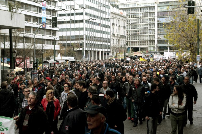 Kουκουλοφόροι προσπάθησαν να διαλύσουν τη διαδήλωση στην Αθήνα | iefimerida.gr 12