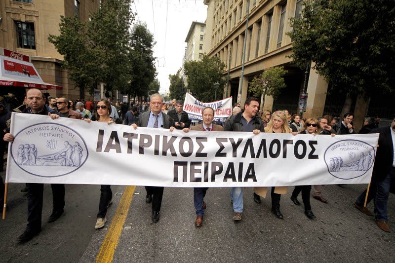 Kουκουλοφόροι προσπάθησαν να διαλύσουν τη διαδήλωση στην Αθήνα | iefimerida.gr 18