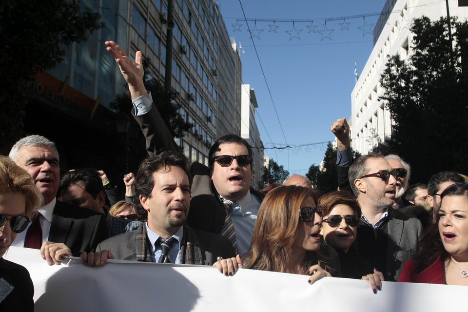 Δικηγόροι, γιατροί, μηχανικοί στους δρόμους της Αθήνας -«Κάτσε καλά Κατρούγκαλε» | iefimerida.gr 1