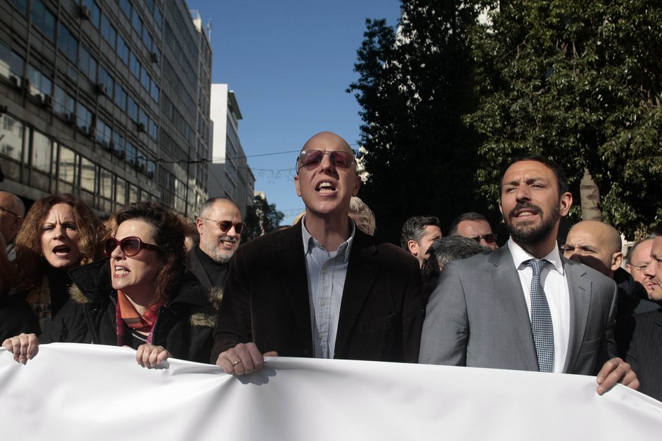 Δικηγόροι, γιατροί, μηχανικοί στους δρόμους της Αθήνας -«Κάτσε καλά Κατρούγκαλε» | iefimerida.gr 2