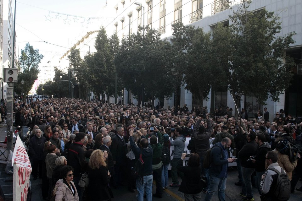 Δικηγόροι, γιατροί, μηχανικοί στους δρόμους της Αθήνας -«Κάτσε καλά Κατρούγκαλε» | iefimerida.gr 3