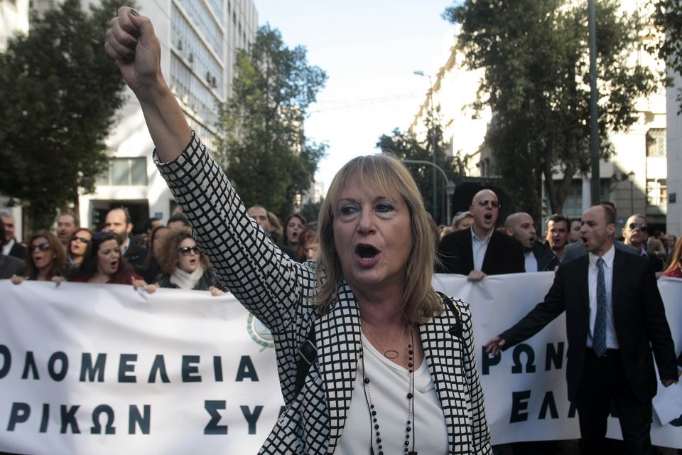 Δικηγόροι, γιατροί, μηχανικοί στους δρόμους της Αθήνας -«Κάτσε καλά Κατρούγκαλε» | iefimerida.gr 4