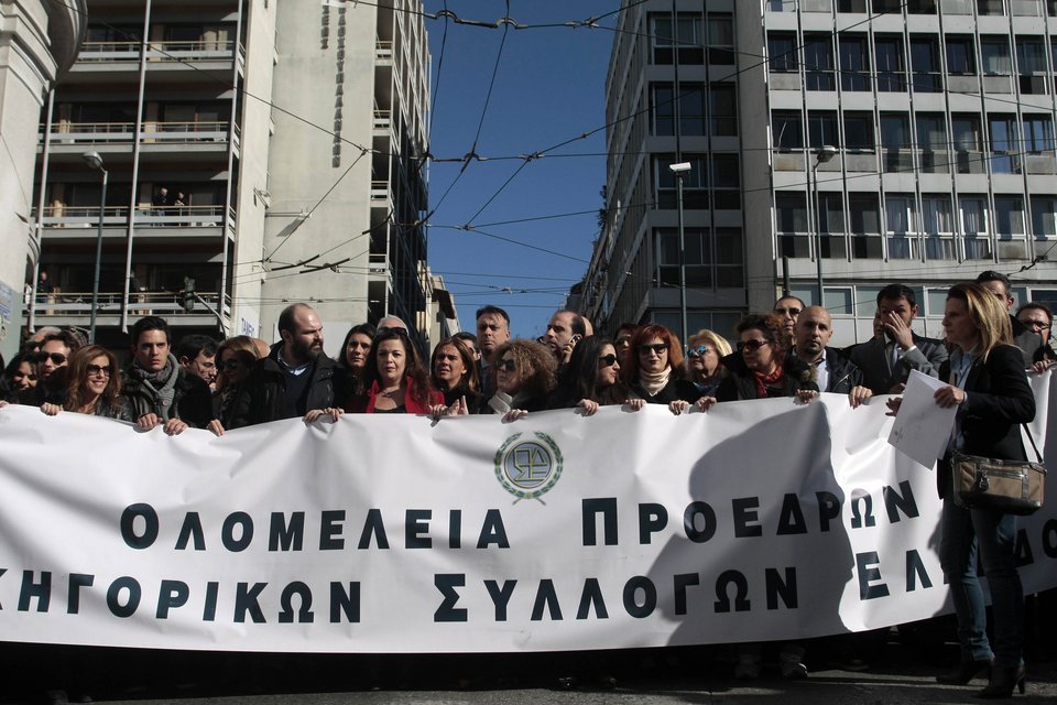 Δικηγόροι, γιατροί, μηχανικοί στους δρόμους της Αθήνας -«Κάτσε καλά Κατρούγκαλε» | iefimerida.gr 5