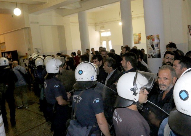 Ενταση στο δικαστήριο Ηρακλείου: Προσπάθησαν να προπηλακίσουν κατηγορούμενο για ανθρωποκτονία | iefimerida.gr 0