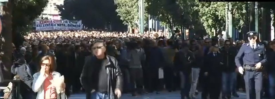 Δικηγόροι, γιατροί, μηχανικοί στους δρόμους της Αθήνας -«Κάτσε καλά Κατρούγκαλε» | iefimerida.gr 8