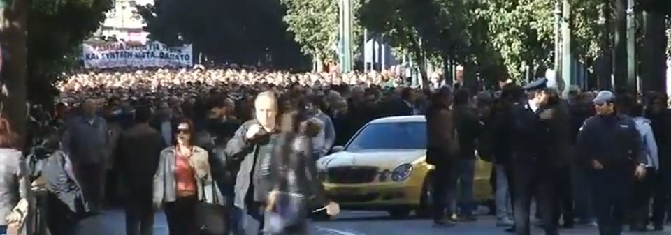 Δικηγόροι, γιατροί, μηχανικοί στους δρόμους της Αθήνας -«Κάτσε καλά Κατρούγκαλε» | iefimerida.gr 12